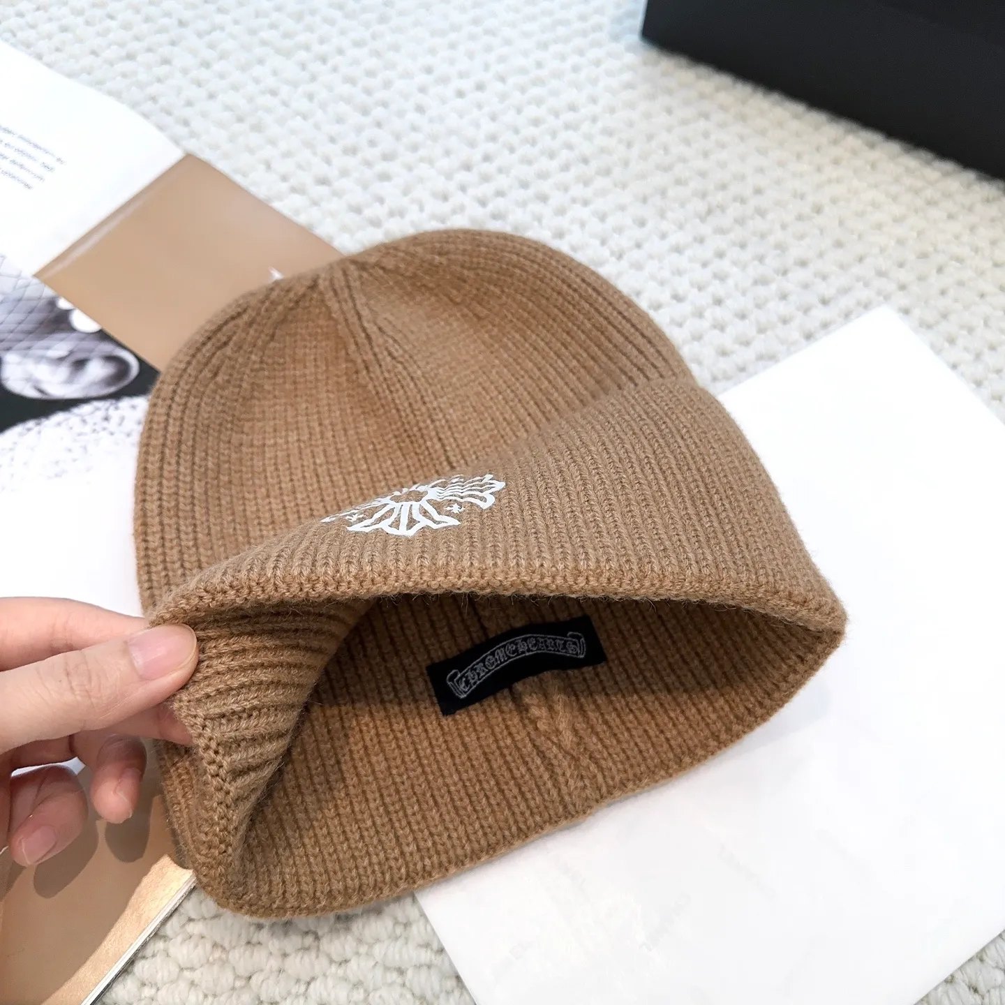 P50 🤍Chrome hearts new autumn and winter cross knitted hat🧶 One of the must-have hats in autumn and winter~ It really looks good on whoever wears it~, it is also a perfect match in black and white and gray in autumn~